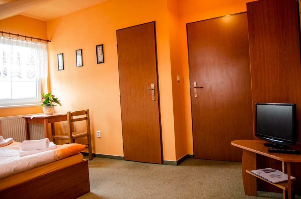 Hotel Penzion Vinarna U Hroznu Veselí nad Moravou Exterior foto